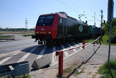 011_15882 - ein Triebwagen kommt mit seiner Containerladung vom Terminal Altenwerder.