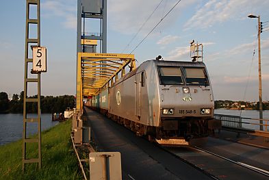 011_15884 - Container werden mit des Zug zum Terminal Altenwerder gebracht, um von dort verschifft zu werden.