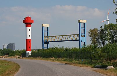 011_15831 - die Kattwykbrcke erhebt sich ber die Sderelbe und ist weit sichtbar; rechts eines der Windrder und im Vordergrund ein Richtfeuer am Ufer des Elbarms, dass den Containerschiffen den Weg in das Hafenbecken am Container Terminal Altenwerder weist.