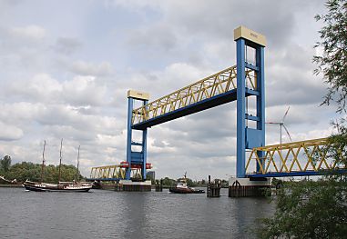 011_15832 - die Hubbrcke ist hochgefahren; ein Segelschiff und ein Schlepper passieren Richtung Elbe.