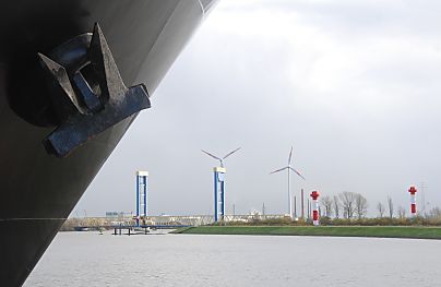 011_15834 - Schiffsbug mit Anker am Containertermianl Altenwerder; im Hintergrund die Kattwyckbrcke, Windrder und die Richtfeuer / Leuchtfeuer am Ufer der Sderelbe.