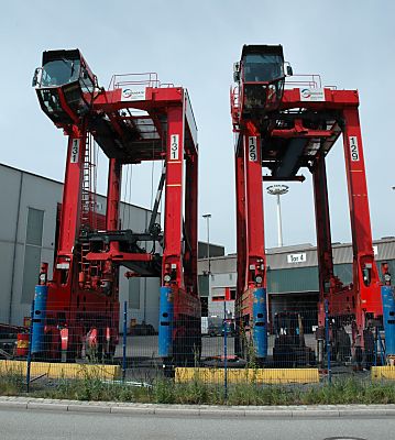 011_14364 - zwei geparkte Container Carrier auf ihren langen Stelzen.