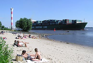 011_14412 - Leuchtturm - Hamburger Badestrand an der Elbe; Schiffe fahren vorbei. 