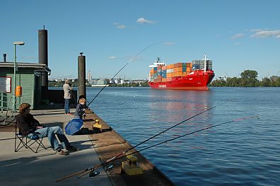 011_14414 - Angler im Hamburger Hafen; ein Schiff luft ein.