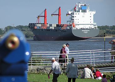 011_14415 - Schulau - mit einem Fernglas knnen die ankommenden Schiffe beobachtet werden. 
