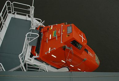 011_14436 - geschlossenes Rettungsboot mit rckwrtigem Einstieg. 