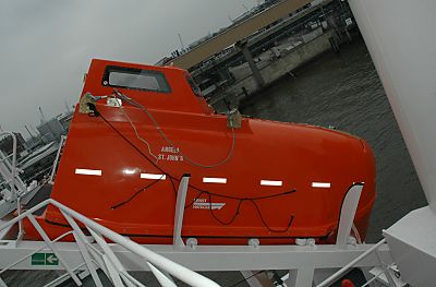 011_14437 - Rettungsboot in gut sichtbarem Orange; im Notfall wird es mit seiner Besatzung ber die schiefe Ebene ins Meer gelassen.