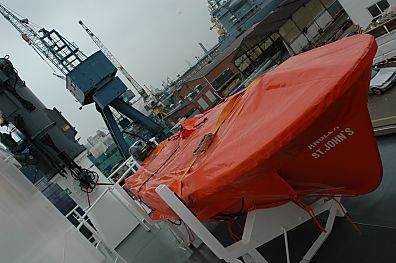 011_14439 - Rettungsboot mit Persenning; im Hintergrund ein Kran der Norderwerft. 