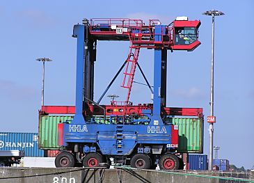 011_15276 - ein Container Carrier transportiert einen Container am Hafenkai zu seinem Lagerplatz - ganz oben sitzt der Fahrer in seiner bersichtlichen Kanzel.