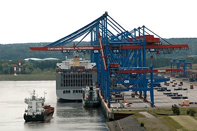 011_15281 - Blick von der Khlbrandbrcke auf das Container Terminal Altenwerder; ein grosses Containerschiff liegt am Kai, ein Container-Feeder luft gerade ein. 