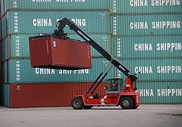 011_15284 - ein Container Carrier transportiert einen Container.