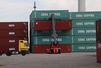 011_15285 - der Carrier hat den Container vom Stapel geholt; der Lastwagen wartet auf seine Ladung. 