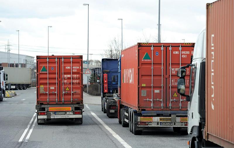 Hamburg-Bilder - Containertransport - HHLA-Terminal Altenwerder. Sattelzge mit Ladung - Container, Auflieger. 100_0266 Sattelkraftfahrzeuge fahren mit ihrer Fracht zur Ausfahrt des Container Terminals Altenwerder. Auf den Sattelaufliegern werden 20 Fu oder 40 Fu Container an den Zielort transportiert.