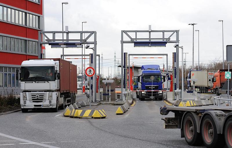 102_0269 Container werden auf den Aufliegern der Sattelkraftfahrzeuge an dem Hafenterminal Altenwerder angeliefert - die Containerchassis knnen entweder eine 40 Fu oder zwei 20 Fu Boxen transportieren. 