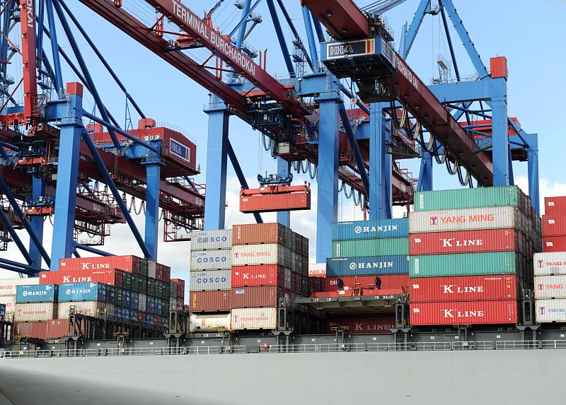 Fotos von der Arbeit im Hamburger Hafen - Containerumschlag Terminal Burchardkai. Containerfrachter unter den Container- Brücken am Burchardkai / Waltershofer Hafen. 105_3664 Beladung eines Frachters im Waltershofer Hafen am Burchardkai - die Metallboxen stapeln sich an Deck des Frachtschiffs. Ein Container wird gerade von mit dem Containerkran an Deck des Schiffs transportiert. 105_3664 Beladung eines Frachters im Waltershofer Hafen am Burchardkai - die Metallboxen stapeln sich an Deck des Frachtschiffs. Ein Container wird gerade von mit dem Containerkran an Deck des Schiffs transportiert.