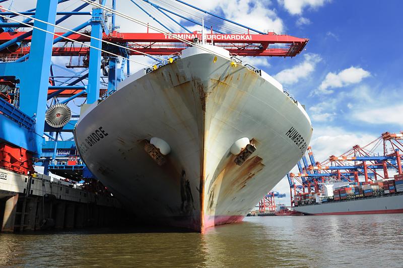 Schiffsbilder aus dem Hamburger Hafen - Container Terminal Burchardkai. Schiffsbug am Burchardkai - Containerbrücken.106_3639 Bug eines Frachtschiffs am Kai des Container Terminals Burchardkai im Waltershofer Hafen. Mit vier Tauen wird der Schiffsbug an den Pollern des Hafenkais festgemacht - die Schiffsanker werden im Hafen kaum genutzt.