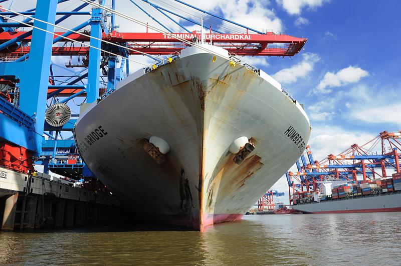 Schiffsbilder aus dem Hamburger Hafen - Container Terminal Burchardkai. Schiffsbug am Burchardkai - Containerbrcken.106_3639 Bug eines Frachtschiffs am Kai des Container Terminals Burchardkai im Waltershofer Hafen. Mit vier Tauen wird der Schiffsbug an den Pollern des Hafenkais festgemacht - die Schiffsanker werden im Hafen kaum genutzt.