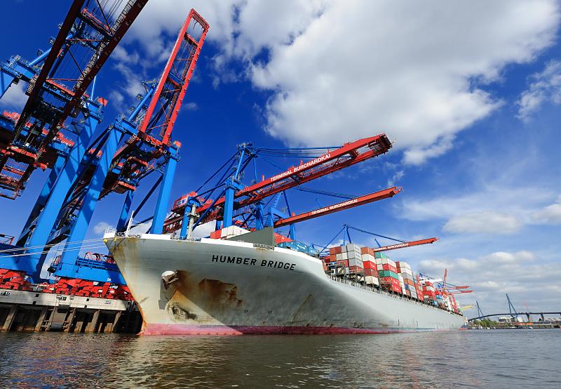 Schiffsfotograf Hamburg - Schiffsfotos aus dem Hamburger Hafen - Waltershofer Hafen - Burchardkai.Containerfrachter HUMBER BRIDGE unter den Containerbrcken.  107_3649 Am Burchardkai des Waltershofer Hafenbeckens liegt die 336m lange und 46m breite HUMBER BRIDGE und wird beladen. Das 2006 gebaute Containerschiff kann mit ca. 9000 TEU Standard-Containern beladen werden.