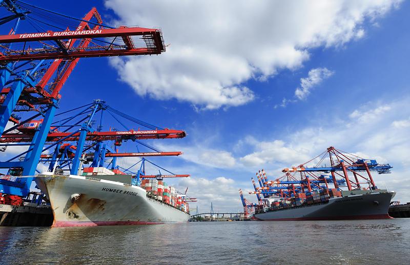 Schiffsfotos aus dem Containerhafen Hamburg - Kaianlagen im Waltershofer Hafen. Containerschiffe am HHLA-Burchardkai und am EUROGATE Predhlkai. 108_3656 Die Frachter HUMBER BRIDGE und HONG KONG BRIDGE liegen im Waltershofer Hafen unter den weit ausladenden Containerbrcken. Links der Burchardkai, dessen Containerterminal von der Hamburger Hafen und Logistik AG HHLA betrieben wird und rechts der Predhlkai der EUROGATE-Gruppe. 