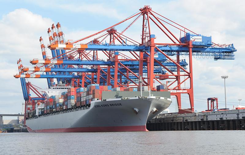 Schiffsfotografien aus dem Hamburger Containerhafen - Predhlkia, Waltershofer Hafen. Containerschiff HONG KONG BRIDGE am EUROGATE Predhlkai.  109_3658 Die 336m lange und 46m breite Frachter HONG KONG BRIDGE liegt am Predhlkai, dessen Containerbrcken von der EUROGATE-Gruppe betrieben werden. Der Frachter kann ca. 9100 Container als Ladung an Bord nehmen und fhrt eine max. Geschwindigkeit von 23,4 Knoten und hat einen Tiefgang von 11,3m.