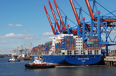 011_15451 - die 80 000 t grosse "CMA CGM Voltaire" wurde mit ca. 6500 (TEU) Containern am Hamburger Burchardkai beladen. 