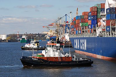 011_15452 - zwei Schlepper ziehen das Containerschiff vom Ladekai.