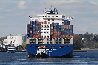 011_15454 - das Schiff fhrt jetzt mit eigener Kraft, die Schlepper untersttzen die Navigation; links ein ein Schiff der Hafenrundfahrt.