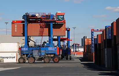 011_15456 - ein van carrier transportiert den Container zu seinem Lagerplatz.