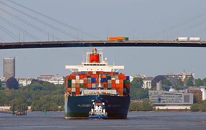 011_15571 - ein vollbeladenes Containerschiffe luft in den Hamburger Hafen ein.