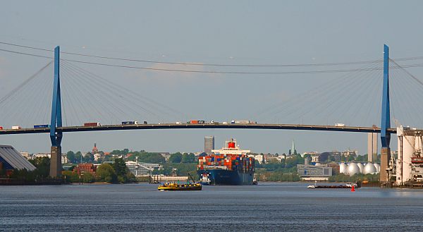 011_15573 - das Frachtschiff unterquert die Khlbrandbrcke auf der Container per Lastwagen ber den Khlbrand transportiert werden.