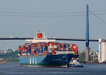 011_15574 - die Container sind auf 6 Ebenen auf dem Deck des Schiffs gestapelt.