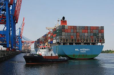 011_15576 - ein Schlepper zieht das Schiff an die Kaianlage - die Containerbrcke ist noch hochgeklappt. 