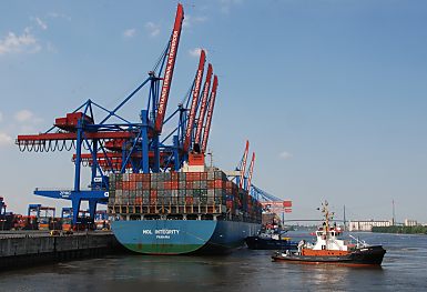 011_155890 - der Containerfrachter hat seinen Liegeplatz im Hamburger Hafen erreicht; ein Schlepper drckt mit seinem Bug das Schiff an die Kaianlage, damit es festgemacht werden kann. 
