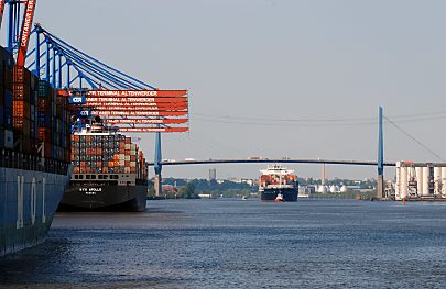 011_15581 - ein Schlepper zieht ein Containerschiff in den Khlbrand; zwei weitere Frachter liegen am Kai vom Containerterminal Altenwerder CTA.