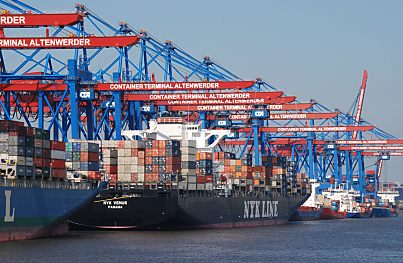 011_15587 - der Schriftzug des Containerterminals ist auf den Containerbrcken angebracht.