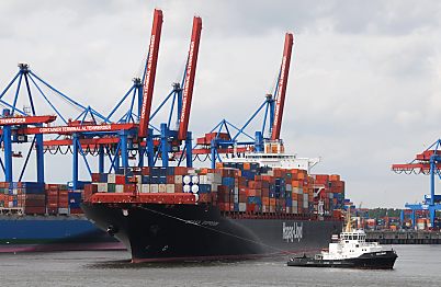 011_15596 - ein Containerschiff der Reederei Hapag Lloyd verlsst das Container Terminal Altenwerder - mit Hilfe der Schlepper wendet das Schiff im Hafenbecken.