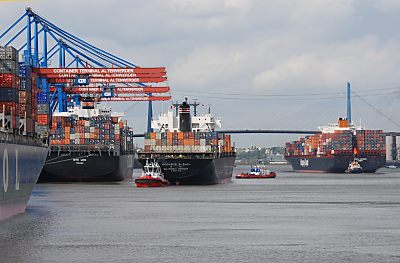 011_15600 - Containerriesen vor dem von der  Hamburger Hafen und Logistik AG ( HHLA ) betrieben Terminal ( CTA ); im Hintergrund fhrt die Osaka Express unter der Khlbrandbrcke.