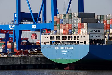 011_15636 - das mit Containern beladene Heck des Containerschiffs MOL PERFORMANCE am Ballinkai des Container Terminals Altenwerder - lks. schwebt gerade ein Container ber dem Hafenkai.