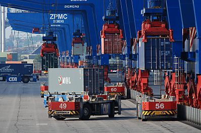 011_156427 - diese Automated guided Vehicles ( AGV ) bringen die Fracht auf dem Container Terminal an ihren Bestimmungsort.     