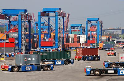 011_15648 - Automated guided Vehicles ( AGV ) mit Container und unbeladen auf dem Container Terminal Altenwerder .