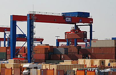 011_15659 - im Terminal Altenwerder werden mehr als 2 Mio. TEU umgeschlagen; hier wird ein FEU an seinen Platz gebracht. ( "Forty foot Equivalent Unit" / 40ft Container = 2 TEU (Twenty foot Equivalent Unit, 20ft Container ). 