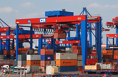 011_15662 - Lastwagen warten auf dem Containerterminal in Altenwerder auf ihre Ladung. 