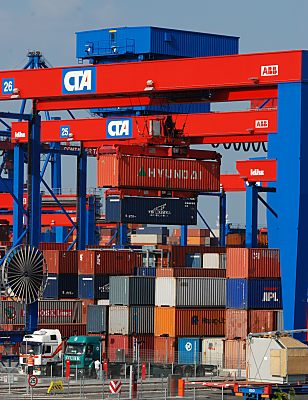 011_15664 - Containertransport auf dem Containerlager des Containerterminals Hamburg Altenwerder.