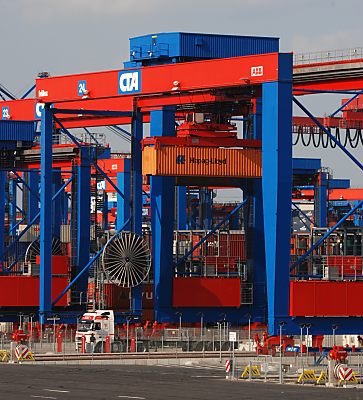011_15665 - ein Container-Lastwagen wartet auf seine Ladung im Hamburger Hafen.   
