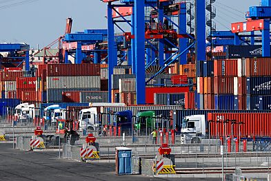 011_15666 - Lastwagen warten auf dem Container Terminal Altenwerder am Containerlager auf ihre Ladung. 