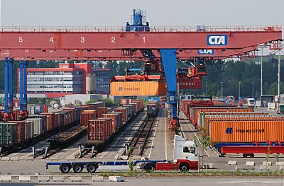 011_15671 - Blick auf den Gterbahnhof vom Container Terminal Altenwerder; im Vordergrund ein leerer Lastzug. 
