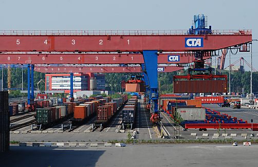 011_15673 - der Bahnkran transportiert den Container vom Transportchassis zum Gterzug.  