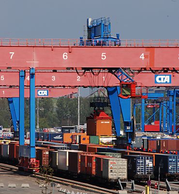 011_15675 - beladene Containerzge auf dem Gterbahnhof Altenwerder. 