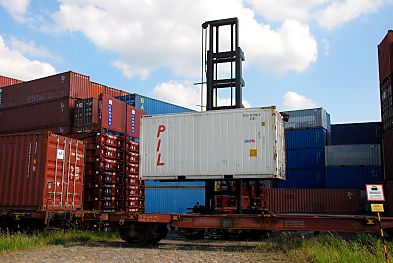 011_15718 - ein 20 ft. Container - TEU - wird zu einem Gterzug gefahren - zwei dieser "kleinen" Container finden auf einem Container Tragwagen der Bahn Platz. 