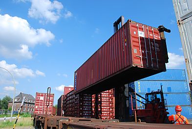 011_15719 - ein FEU wird mit dem Container Transporter in die richtige Position gebracht, um ihn dann auf dem Gterwagen abzusetzen.  